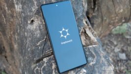 GrapheneOS’ Moto plans include foldables and 7 years of updates