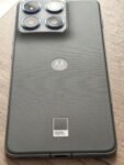 The Motorola Edge 70 (Gadget Grey): The Ultra-Slim Contender That Actually Gets Battery Life Right.